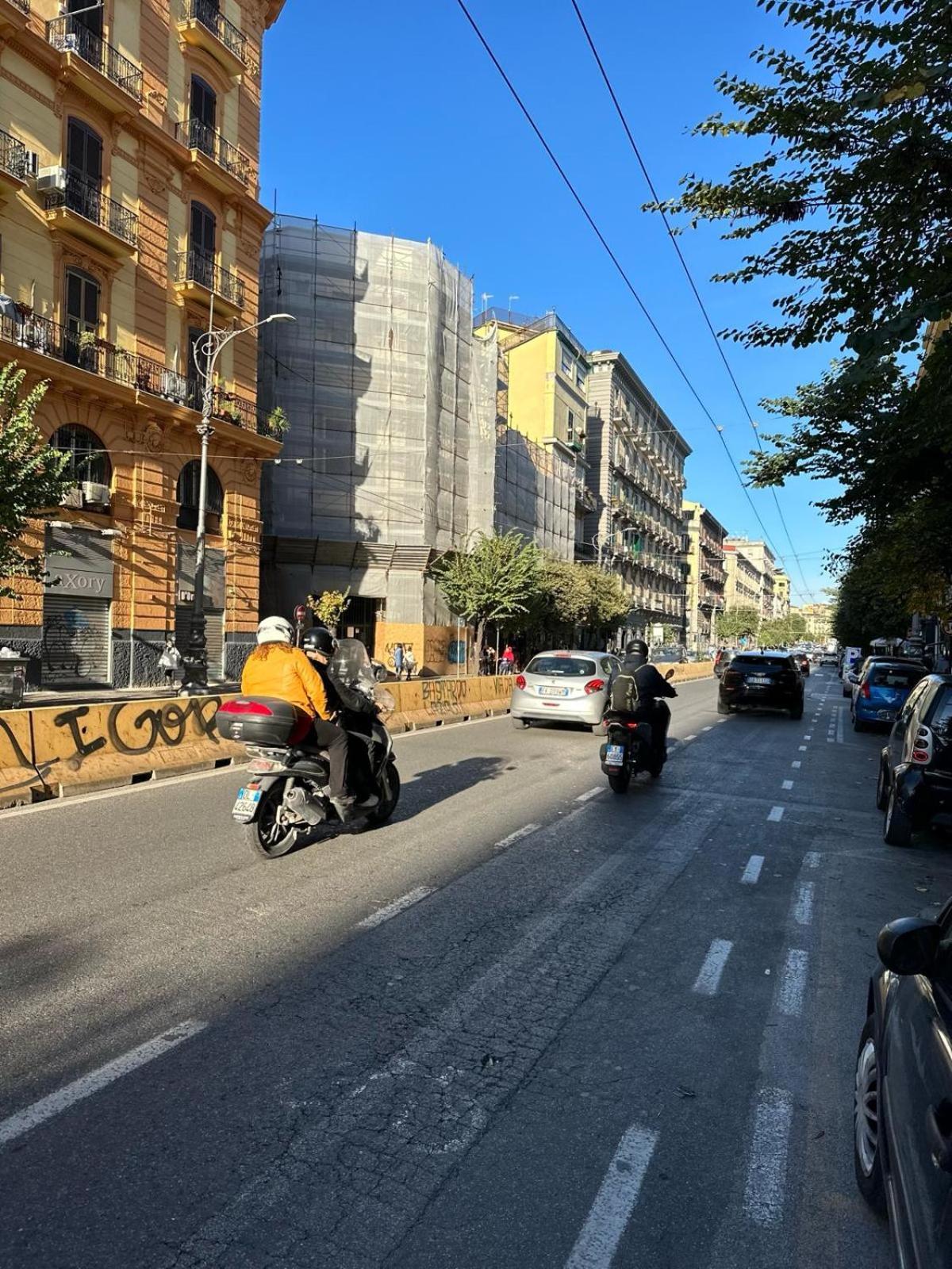 Alesuite Napels Buitenkant foto